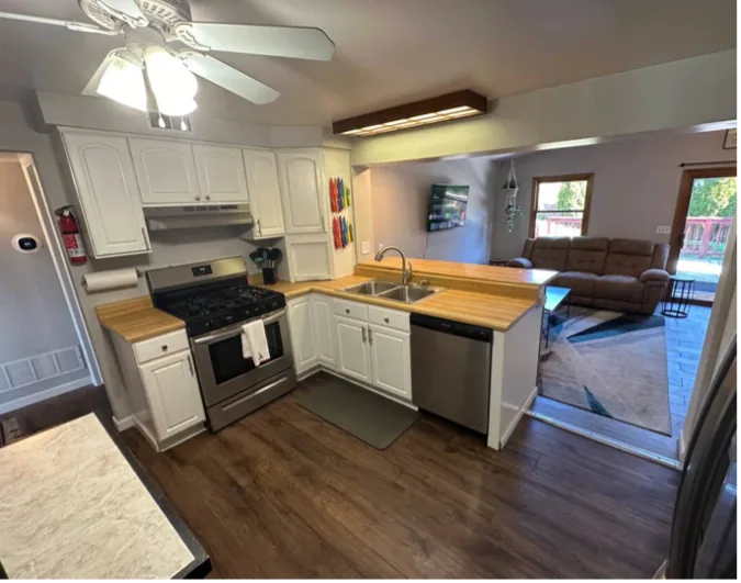 Full kitchen at The Reading Retreat, Dayton OH